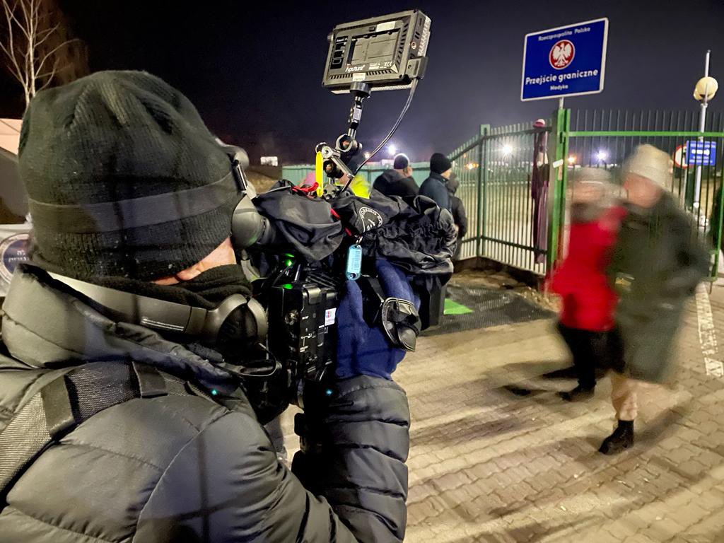 titomatic's tweet photo. La noche era fría en Medyka, la frontera de Polonia con Ucrania -9º @vicentmontagud https://t.co/W7PqDfTC23