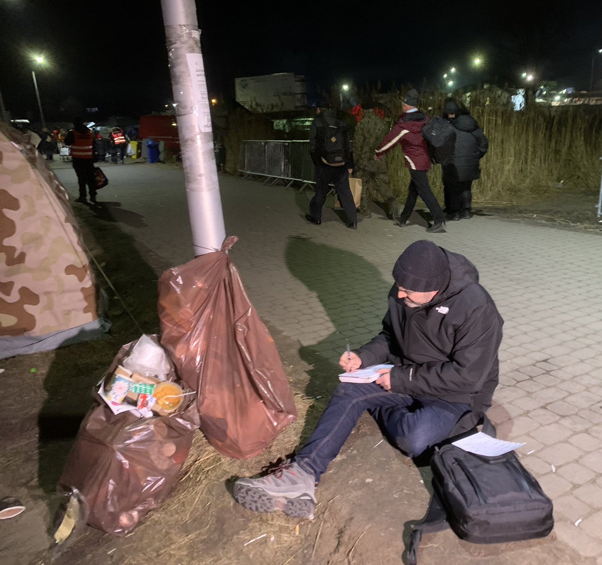 titomatic's tweet photo. La noche era fría en Medyka, la frontera de Polonia con Ucrania -9º @vicentmontagud https://t.co/W7PqDfTC23