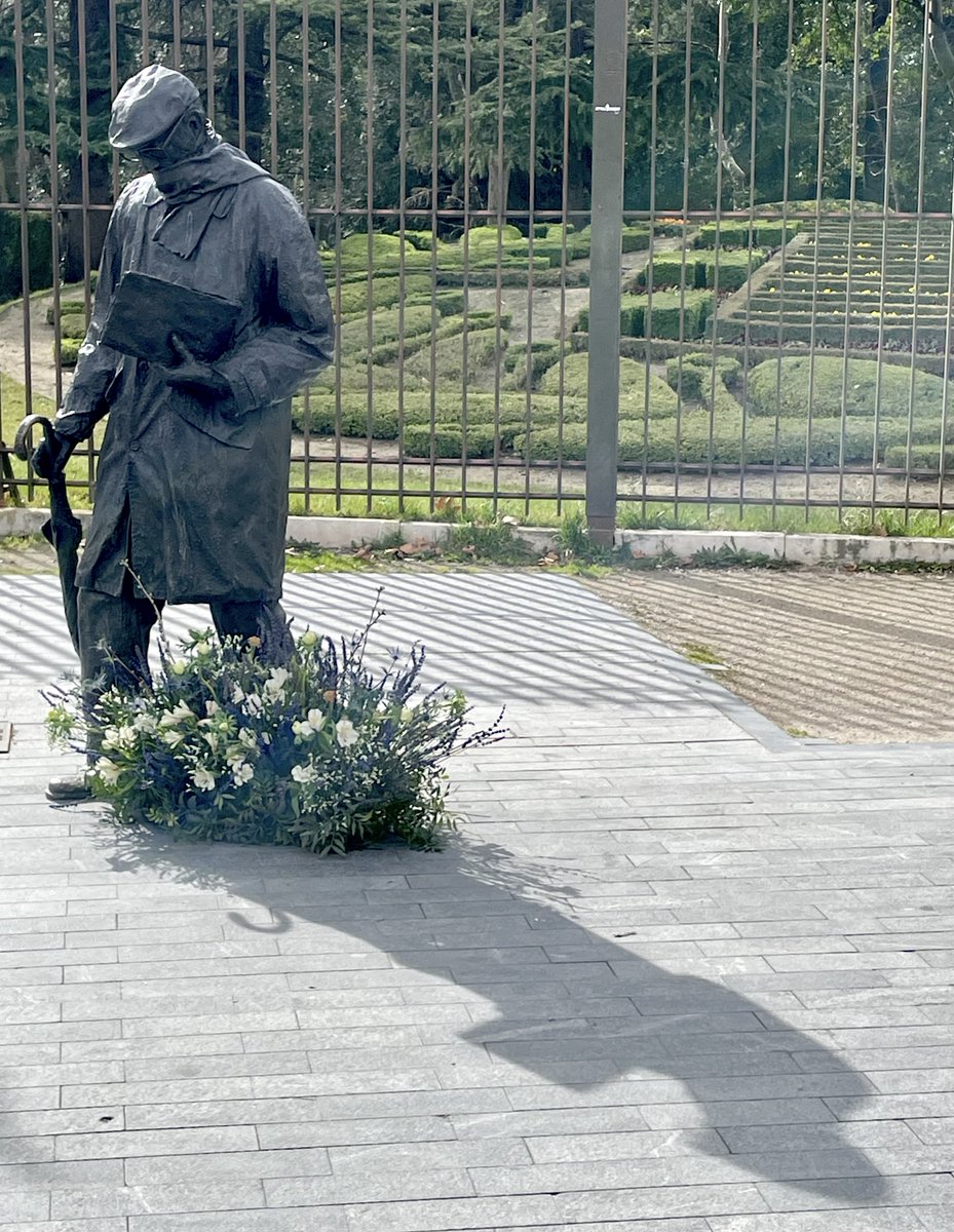 MiguelFundacion's tweet photo. Hoy, 12 de marzo de 2022, se cumplen doce años del fallecimiento de #MiguelDelibes y nos hemos acercado a dejarle unas flores junto a su estatua en la entrada del Campo Grande de #Valladolid La sombra de #Delibes sigue siendo alargada. https://t.co/U9a2Er46pW