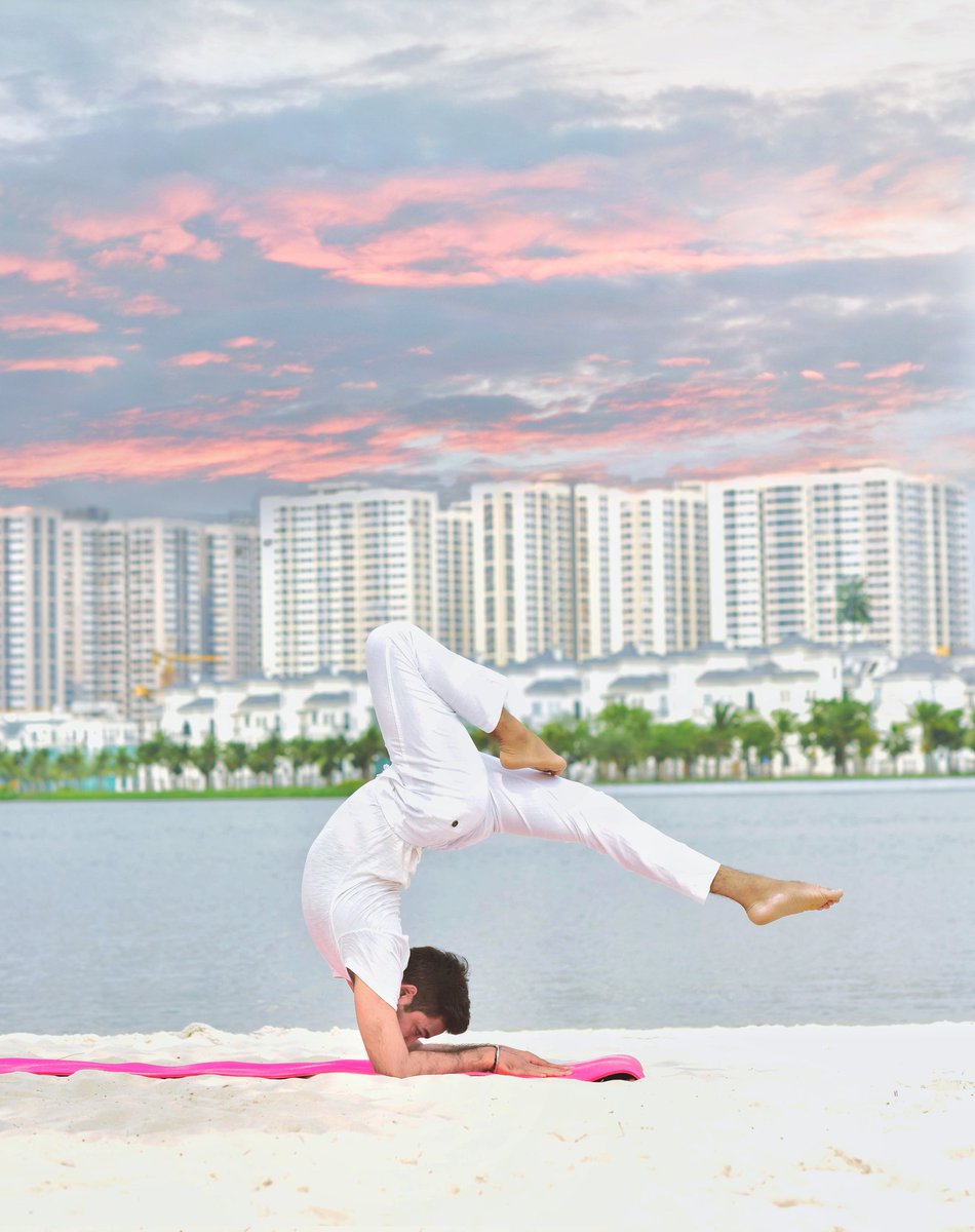 Mohityogi95's tweet photo. “Yoga is a light, which once lit, will never dim. The better your practice, the brighter the flame.” - B.K.S Iyengar
#yoga
#yogaeverydamnday 
#Balance 
#yogainspiration https://t.co/fhHDnLwnoB