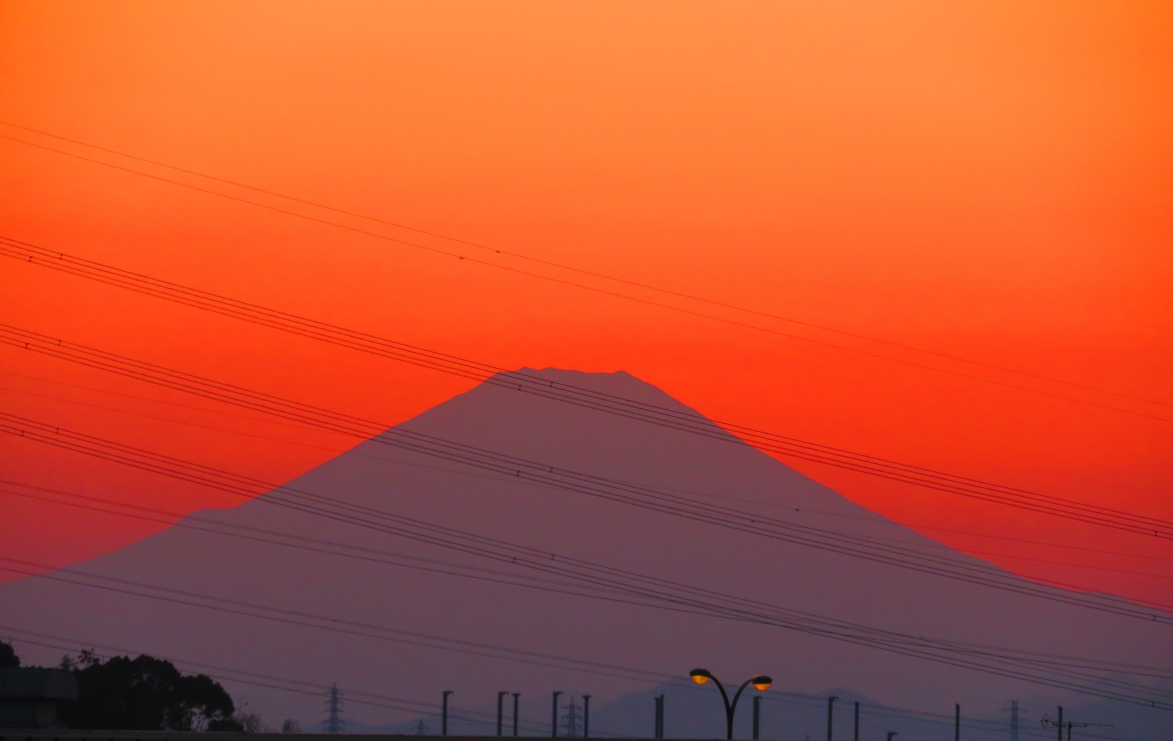 旅人yama 日本分割6周目 今日は 富士山 を見てきました 夕暮れ時のシルエットが美しかったなー 赤富士 背景が 富士山 赤富士 T Co 4ggauhlapx Twitter