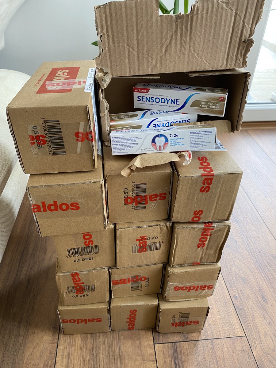 nikincin's tweet photo. Vodafonedan aldım 3 tane eve geldi 42 tane 🤣 @VodafoneDestek her sipariş böyle mi 🤣👏 https://t.co/rAZoC44BgZ