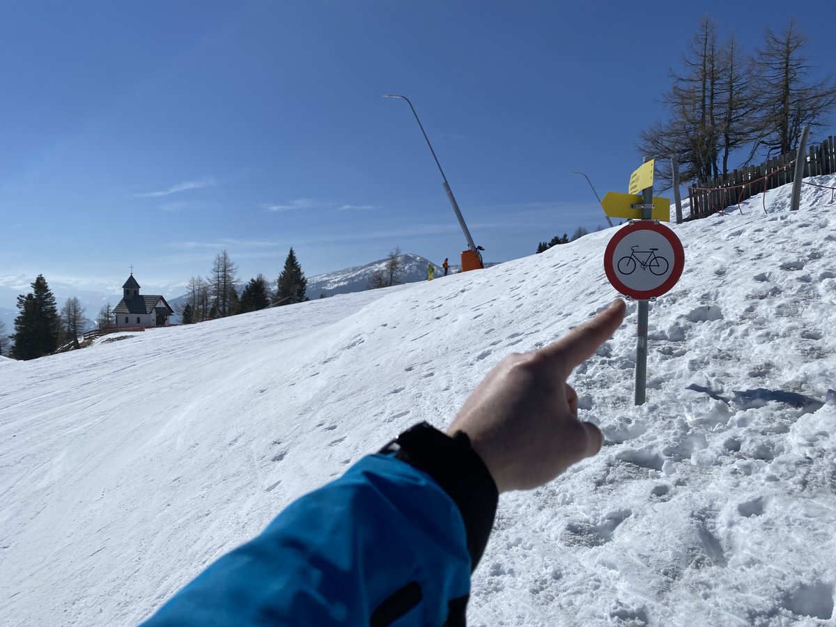 wally_nowak's tweet photo. Foto z dnešní lyžovačky pro ⁦@casial⁩ a ostatní antipumoičkáře! 😂
#Alpy2022⛷ #Katschberg https://t.co/oXrtrI8tf8