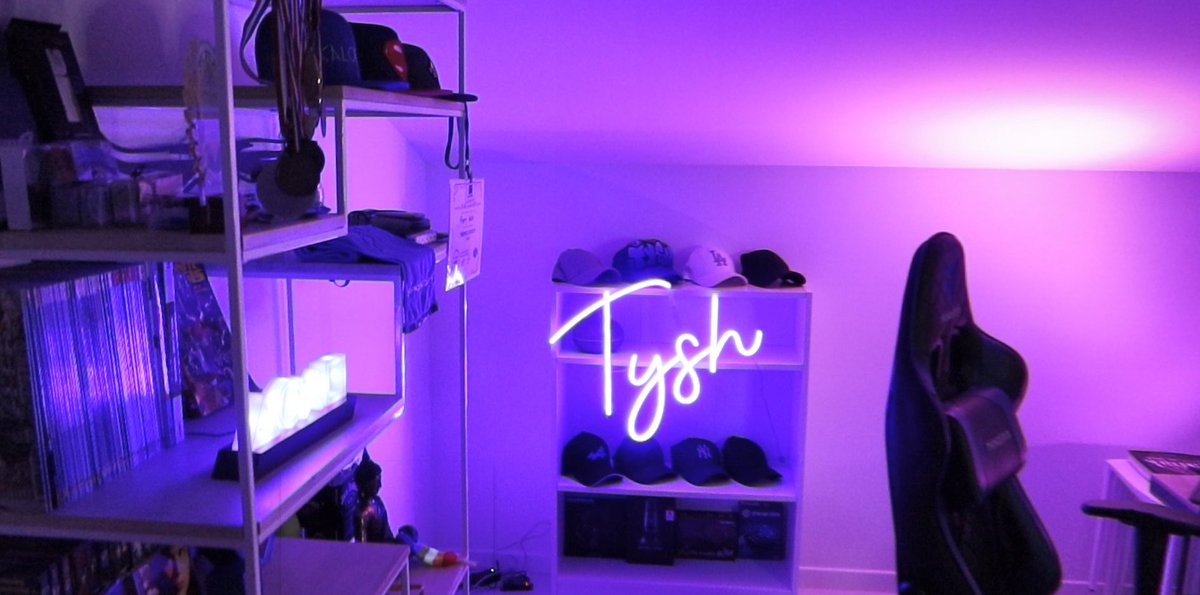 Twitch_tysh's tweet photo. Enfin ma gamingroom est complète avec le p’tit nom ! Trop content les lives vont être chanmé ! #tysh #sexy #gamingroom #neon #twitch #fluo https://t.co/3NyhcuaB5x