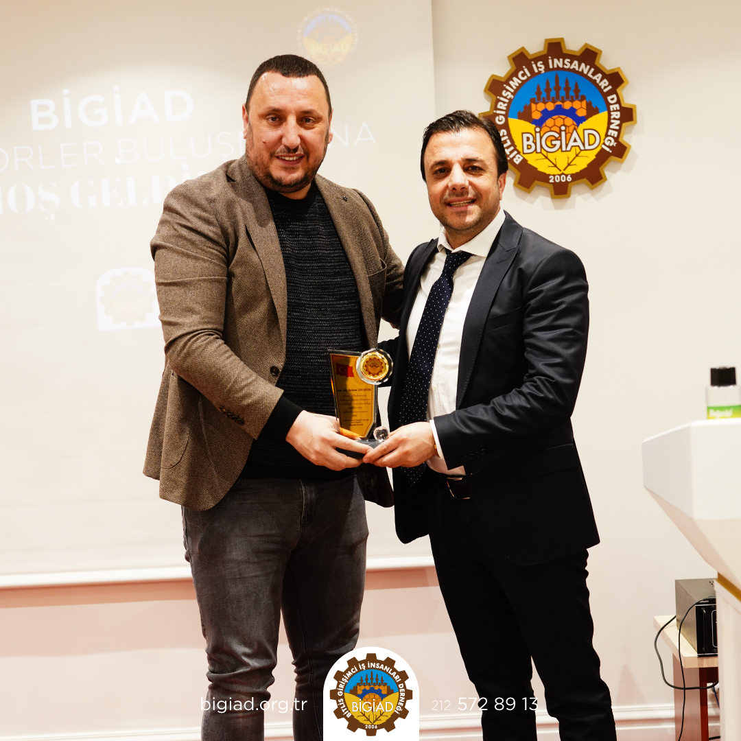 Bigiad's tweet photo. BİGİAD Genel Merkez Binası yenileme ve tadilat çalışmaları kapsamında maddi manevi emeği geçen tüm yönetim kurulu üyelerimize ve emek harcayan üyelerimize teşekkür plaketleri 2. SEKTÖREL toplantımız sonunda takdim edildi. https://t.co/cGHpaPlByS