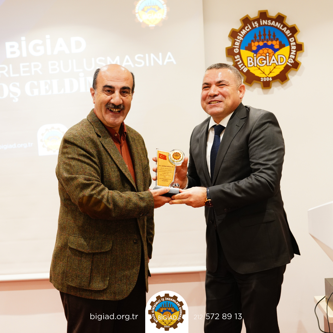 Bigiad's tweet photo. BİGİAD Genel Merkez Binası yenileme ve tadilat çalışmaları kapsamında maddi manevi emeği geçen tüm yönetim kurulu üyelerimize ve emek harcayan üyelerimize teşekkür plaketleri 2. SEKTÖREL toplantımız sonunda takdim edildi. https://t.co/cGHpaPlByS