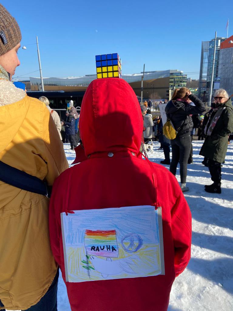 Johtyn's tweet photo. Myös lapset ovat osallistuneet #MothersForPeace #rauhankulkue valmisteluihin aktiivisesti. Tässä nuori marssija halusi esitellä oman julisteensa ja rubikin kuution. https://t.co/bMzmDUM2xs
