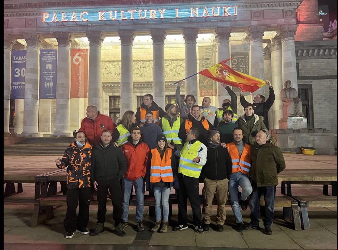 Ayer lo CONSEGUIMOS. Nuestro primer convoy, 11 coches y una caravana medicalizada con material de primera necesidad llegaron a su destino, trayendo de vuelta a 54 refugiados a España. Gracias a todo los que nos habeis ayudado a conseguirlo, pero esto solo acaba de empezar.