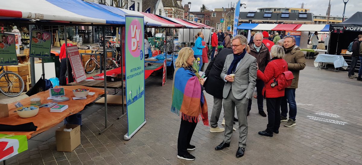 RaadHilversum's tweet photo. Weet u waar de politieke partijen van @GemeenteHsum voor staan? Ze vertellen het u graag tijdens de politieke markt, tot 15.00 uur op de Groest. Ook burgemeester @gmvandentop maakt er even tijd voor vrij. Breng uw stem uit op 16 maart tijdens de gemeenteraadsverkiezingen! https://t.co/Siaylqjo8t