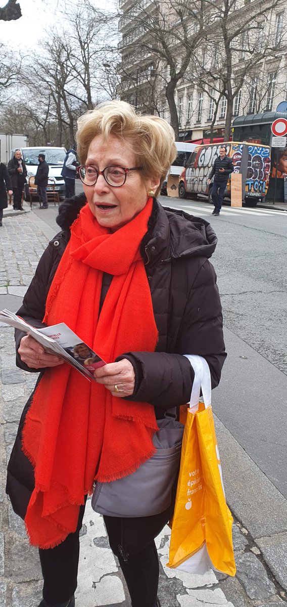 PS_Paris14's tweet photo. Début du week-end au marché #Quinet de #Paris14 @vverbavatz @jeremtache2410 . Nombreux échanges autour des propositions de @Anne_Hidalgo . Ensemble, changeons d'avenir 🌹🌿💪🏻! #Hidalgo #Hidalgo2022 https://t.co/0BxYCpmMf4