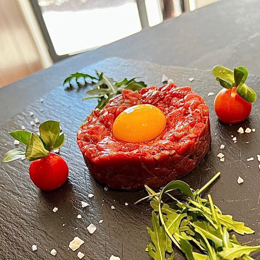 Meat_Cernobbio's tweet photo. Tartare di Black Angus Australia Reserve battuta al coltello, con Tuorlo dβUovo ππ
#comoburger #cernobbio #comolake #lakecomo #tartare #blackangus #angusreserve #meatlover #meatpassion https://t.co/22YiIgICvD