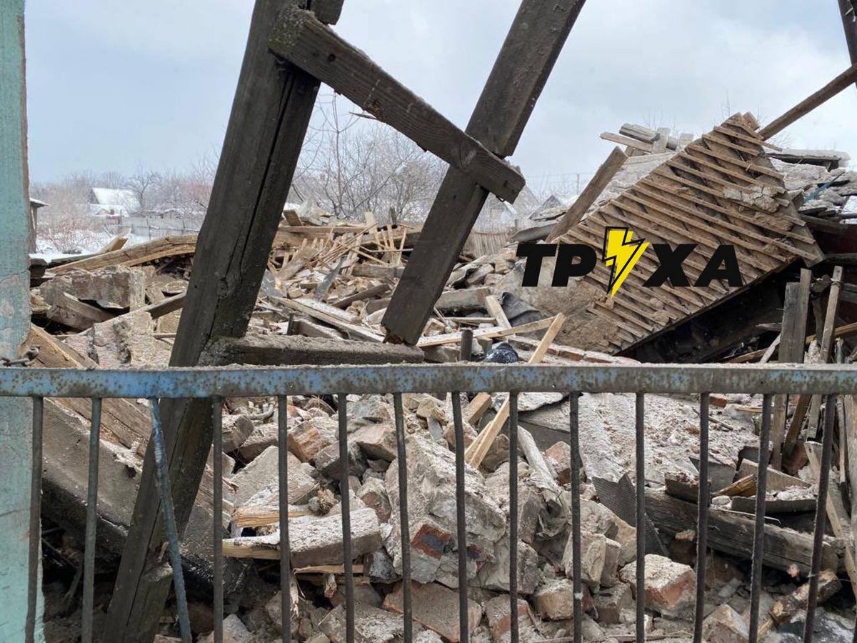 f_o_r_Ukraine's tweet photo. People in #Lugansk district are under constant #rocket attacks: #Rubizhne, #Lisichansk, #Gorsk, #Zoloyte, #Popasna, #Severodonetsk, #Lisichansk. They don’t have electricity, gas, water. Food in markets is sold and there’s no possibility to deliver humanitarian help. #WARINUKRAINE https://t.co/JhEaO5eGZZ