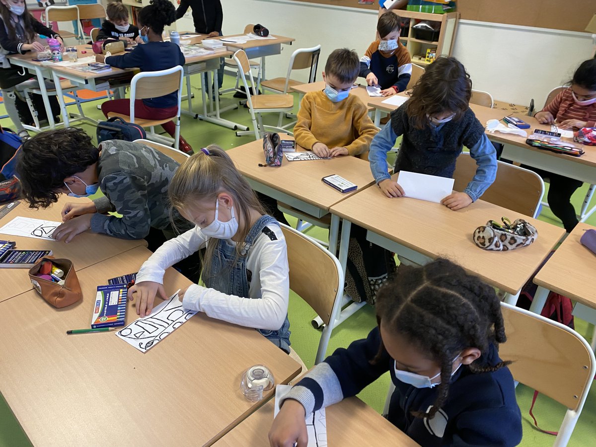 EcoleIllberg's tweet photo. Toute cette semaine, toutes les classes de l'école, de la PS aux 6e, ont participé à la #SemaineDesMaths sur le thème des "Maths en forme(s). De la manipulation, de la symétrie, du classement de formes, des tracés, des problèmes à résoudre. #mathsarefun https://t.co/c2VdDFuN3D