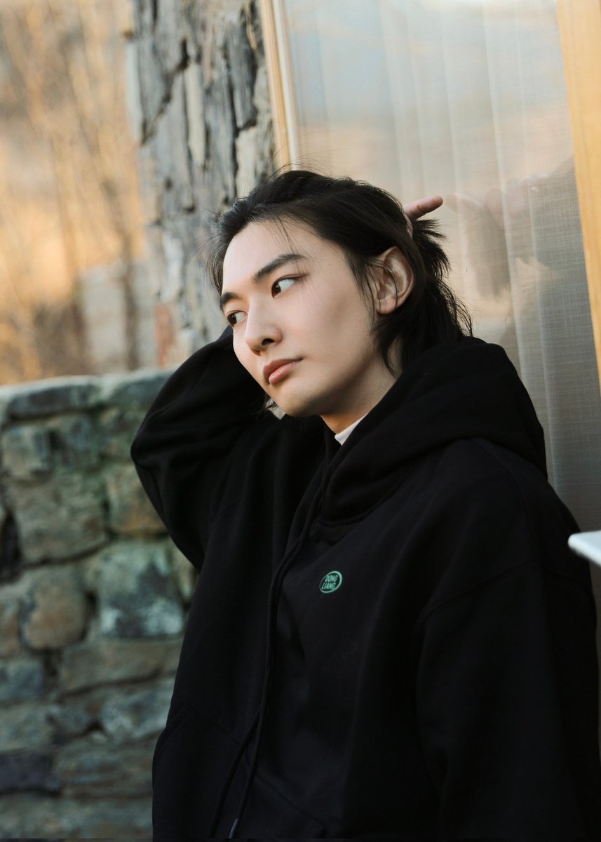 ruichangpics's tweet photo. [220308 Ruichang Studio Weibo Update]

"提问🤔️：他好像现在还挺喜欢长发的，貌似也很会扎头发了，头发是越留越长，但是扎头发的难度也是越来越大，因为头发太过于茂盛、有时候一根辫绳根本扎不起来. 我打算他下次生日的时候、送他一把粗的绳子，有推荐吗？"

#王瑞昌 #WangRuichang https://t.co/TgkVyyRiwQ