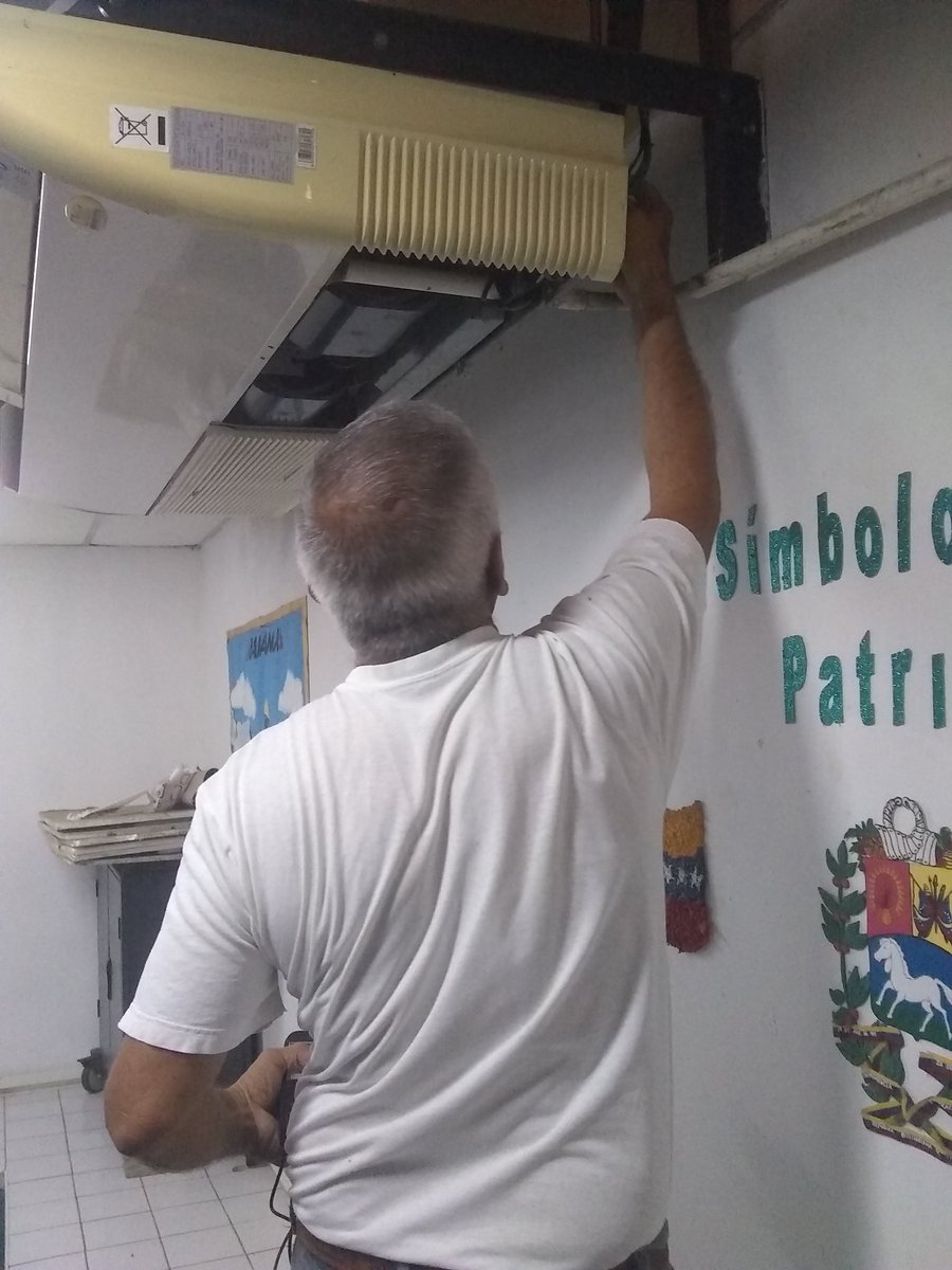 Cbitelplacer2's tweet photo. Personal de @ZEPortuguesa prestando apoyo con la revisión al sistema eléctrico del CBIT. 
@Fundabit_ 
@jovalroga https://t.co/hswt0jvBND