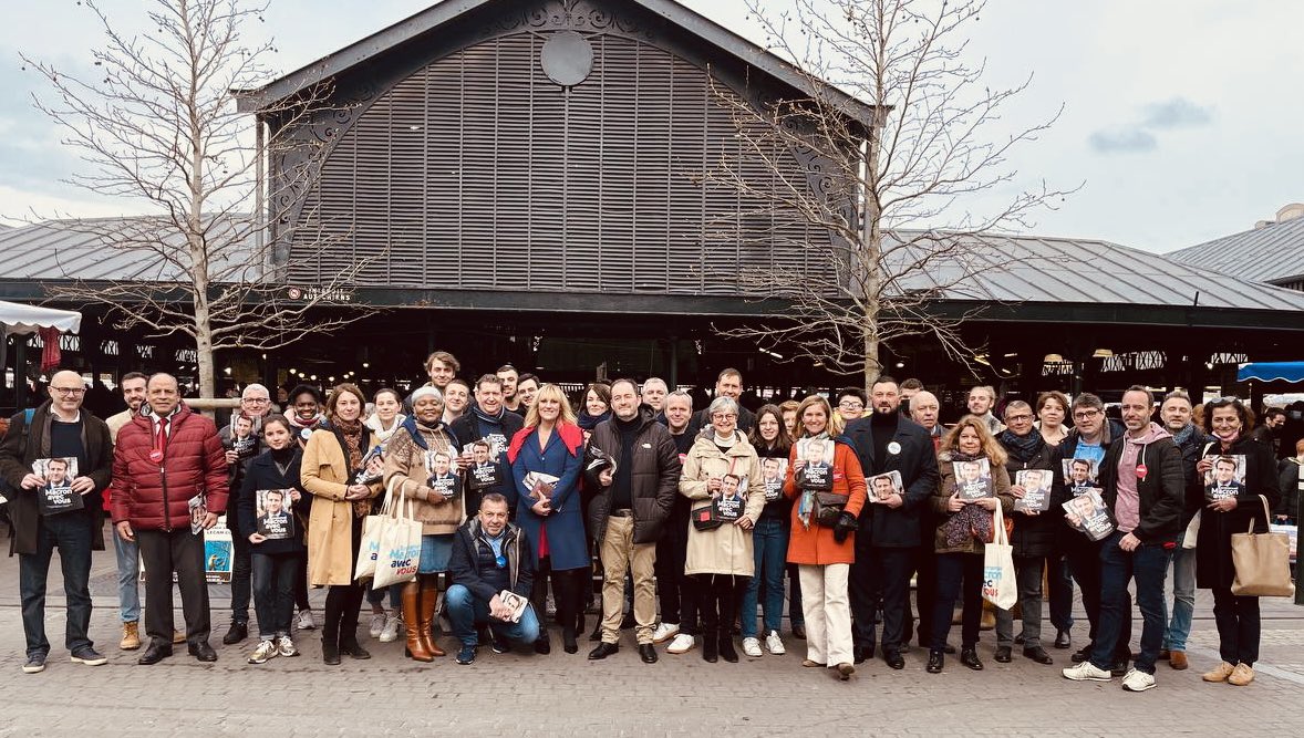 iacovellixavier's tweet photo. Belle mobilisation ce matin à #LaGarenneColombes pour présenter la #LettreAuxFrancais d’@EmmanuelMacron   #5ansdeplus #Macron #AvecVous https://t.co/LKG1rXs4oV