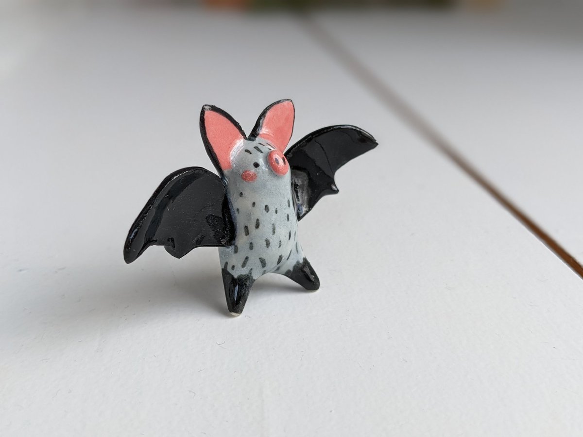 _kness's tweet photo. A small bat 🦇 https://t.co/RVJKfRFv0P