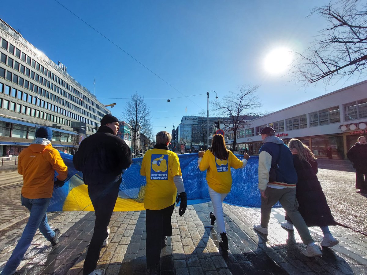 Johtyn's tweet photo. Rauhaa Ukrainaan! #MothersForPeace #rauhanmarssi on kerännyt valtavan määrän mielenosoittajia Helsingin keskustaan. @yleuutiset ja @MTVUutiset striimaa tapahtumaa suorana. @babalybeck juontaa nyt Senaatintorilla. https://t.co/9C2go4Kkrn