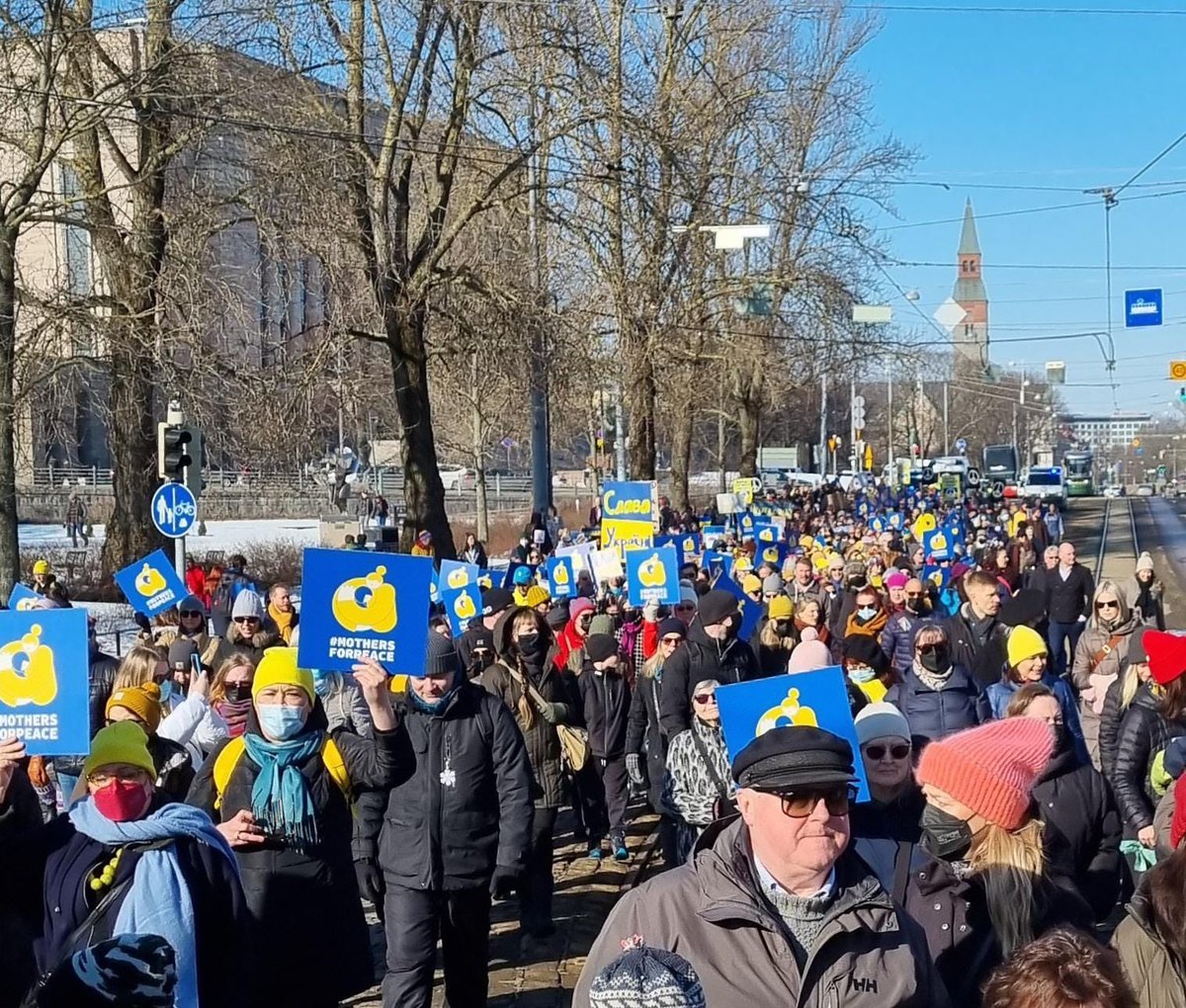 Johtyn's tweet photo. Rauhaa Ukrainaan! #MothersForPeace #rauhanmarssi on kerännyt valtavan määrän mielenosoittajia Helsingin keskustaan. @yleuutiset ja @MTVUutiset striimaa tapahtumaa suorana. @babalybeck juontaa nyt Senaatintorilla. https://t.co/9C2go4Kkrn