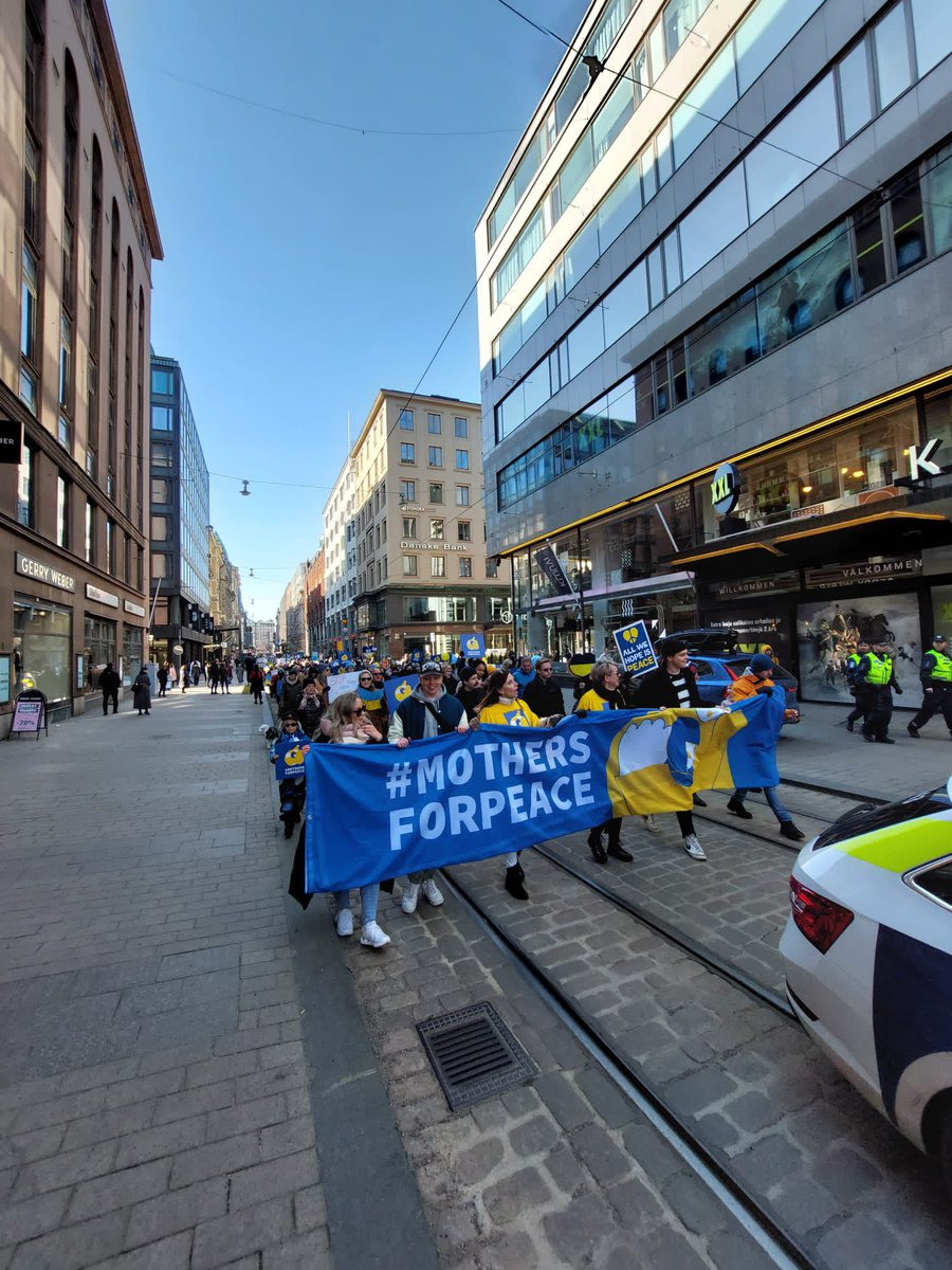 Johtyn's tweet photo. Rauhaa Ukrainaan! #MothersForPeace #rauhanmarssi on kerännyt valtavan määrän mielenosoittajia Helsingin keskustaan. @yleuutiset ja @MTVUutiset striimaa tapahtumaa suorana. @babalybeck juontaa nyt Senaatintorilla. https://t.co/9C2go4Kkrn