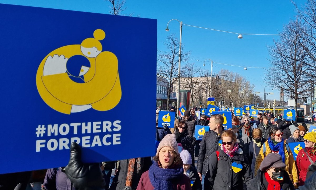 Johtyn's tweet photo. Rauhaa Ukrainaan! #MothersForPeace #rauhanmarssi on kerännyt valtavan määrän mielenosoittajia Helsingin keskustaan. @yleuutiset ja @MTVUutiset striimaa tapahtumaa suorana. @babalybeck juontaa nyt Senaatintorilla. https://t.co/9C2go4Kkrn