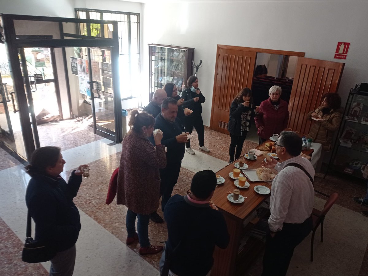 asociacionbibli's tweet photo. Desayuno entre amigos bibliotecarios. Un bizcocho casero y un café ayudan a que estos Encuentros sean reconfortantes y dulces #9EncAAB https://t.co/DP54Zok9Mp