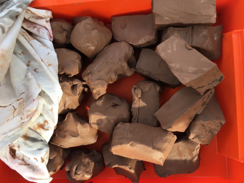 annacmmurray's tweet photo. This morning at @NatGalleriesSco we’re TAKING NOTICE. We’re exploring this sculpture by Barbara Hepworth and making marks in clay, nature rubbings &amp; foraging materials from nature. Watch this and have a go, wherever you are! 

https://t.co/V2aifYkjDq https://t.co/jpwLmv28IP