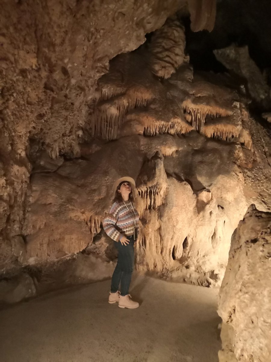 365Sabados's tweet image. Hoy hacemos turismo de proximidad visitando @TurismeBaixLlob hemos empezado descubriendo las #CovesDeCollbato una visita más que recomendable tanto por su historia como por las gaudinianas formas de sus paredes. #turismebaixllobregat #baixllobregat Al mal tiempo buena cara ☔ 😬