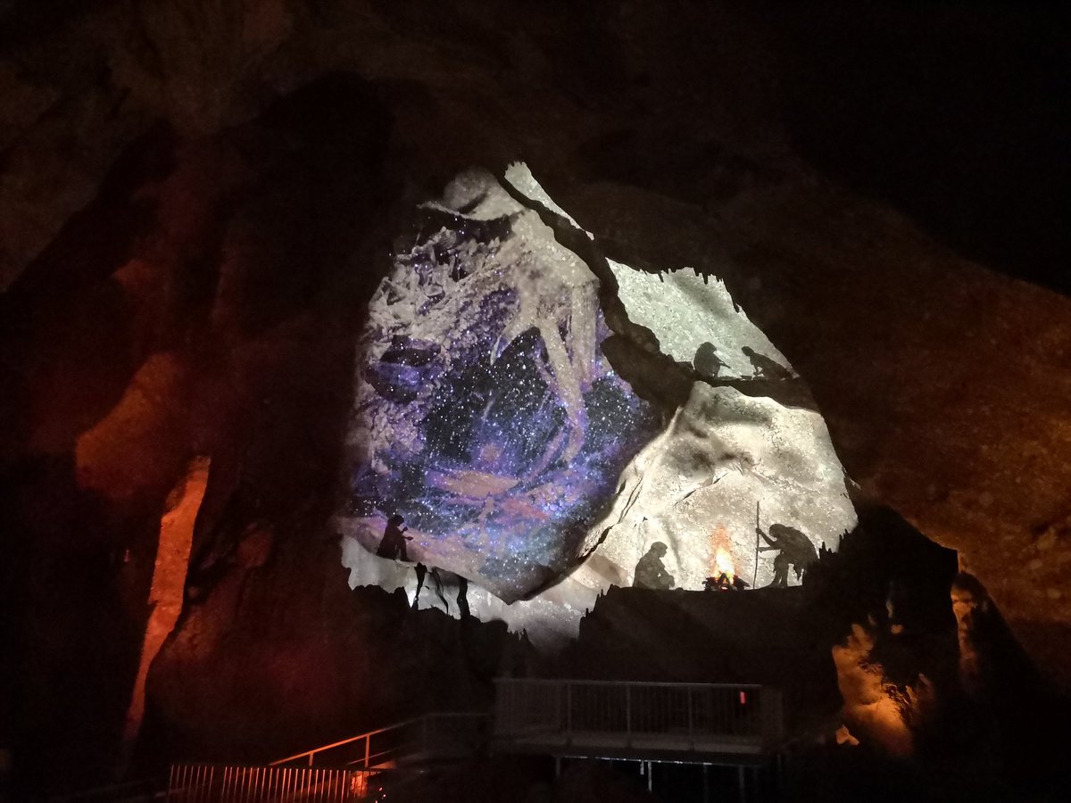 365Sabados's tweet image. Hoy hacemos turismo de proximidad visitando @TurismeBaixLlob hemos empezado descubriendo las #CovesDeCollbato una visita más que recomendable tanto por su historia como por las gaudinianas formas de sus paredes. #turismebaixllobregat #baixllobregat Al mal tiempo buena cara ☔ 😬