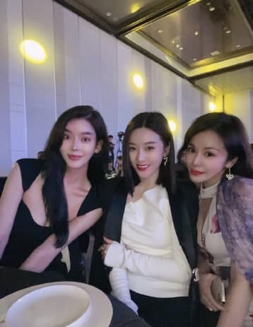 oblo56's tweet photo. I met a lot of old friends at a banquet. #banquet #FriendsWithBenefits https://t.co/uj7YjebrZh