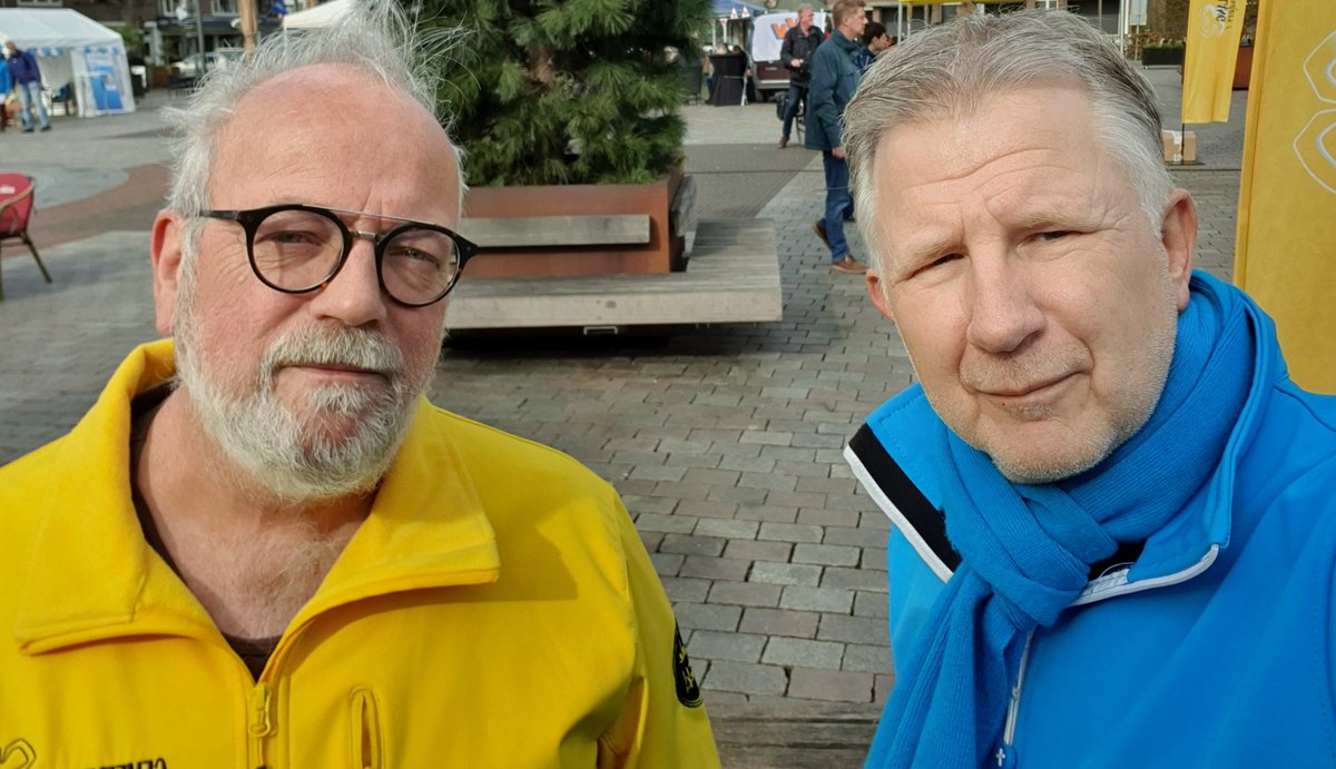 Verkiezingsmarkt op het Marktplein. Veelkleurig. Maar in deze spannende tijden springt deze (Oekraïnse) kleuren-combi er wel uit.