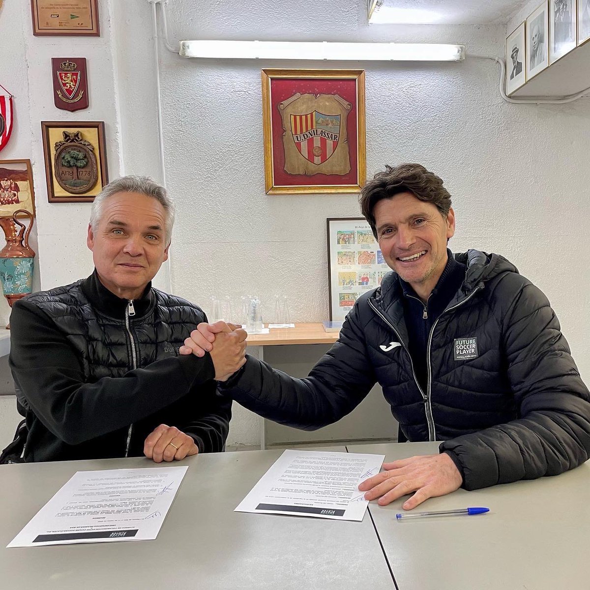 fsp_management's tweet photo. Estamos muy felices por la firma del primer convenio con uno de los clubes de referencia del fútbol formativo en Catalunya, la @UEVilassardeMar, gracias al cuál, sus jugadores/as tendrán acceso a metodologías y tecnologías hasta ahora sólo al alcance de jugadores profesionales. https://t.co/nJbYVy4HKr