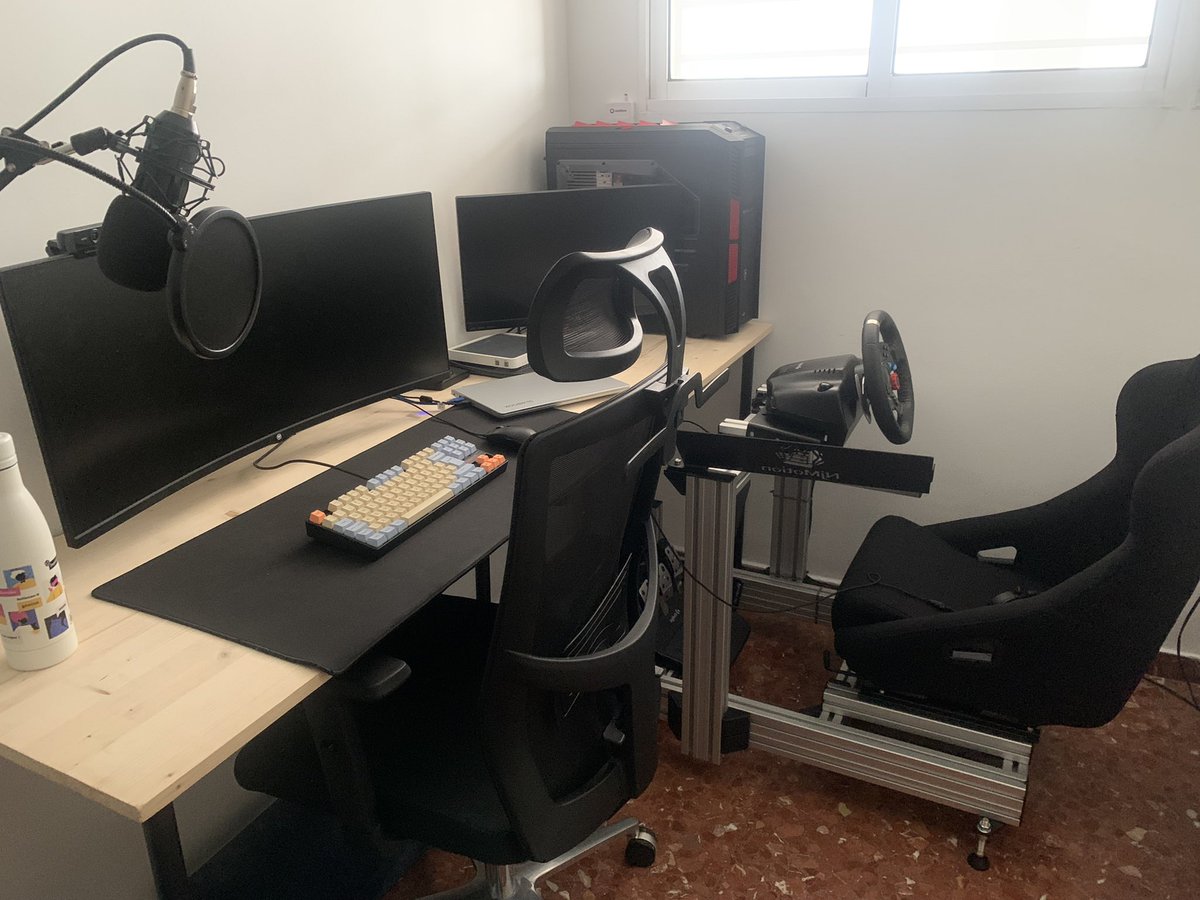 EmanuelFontalba's tweet photo. Setup completo, para trabajar, jugar y simracing. Solo un monitor principal. Gracias a @saxogaming y @NjMotion por el cockpit 😍 https://t.co/c4lv0O4PAw