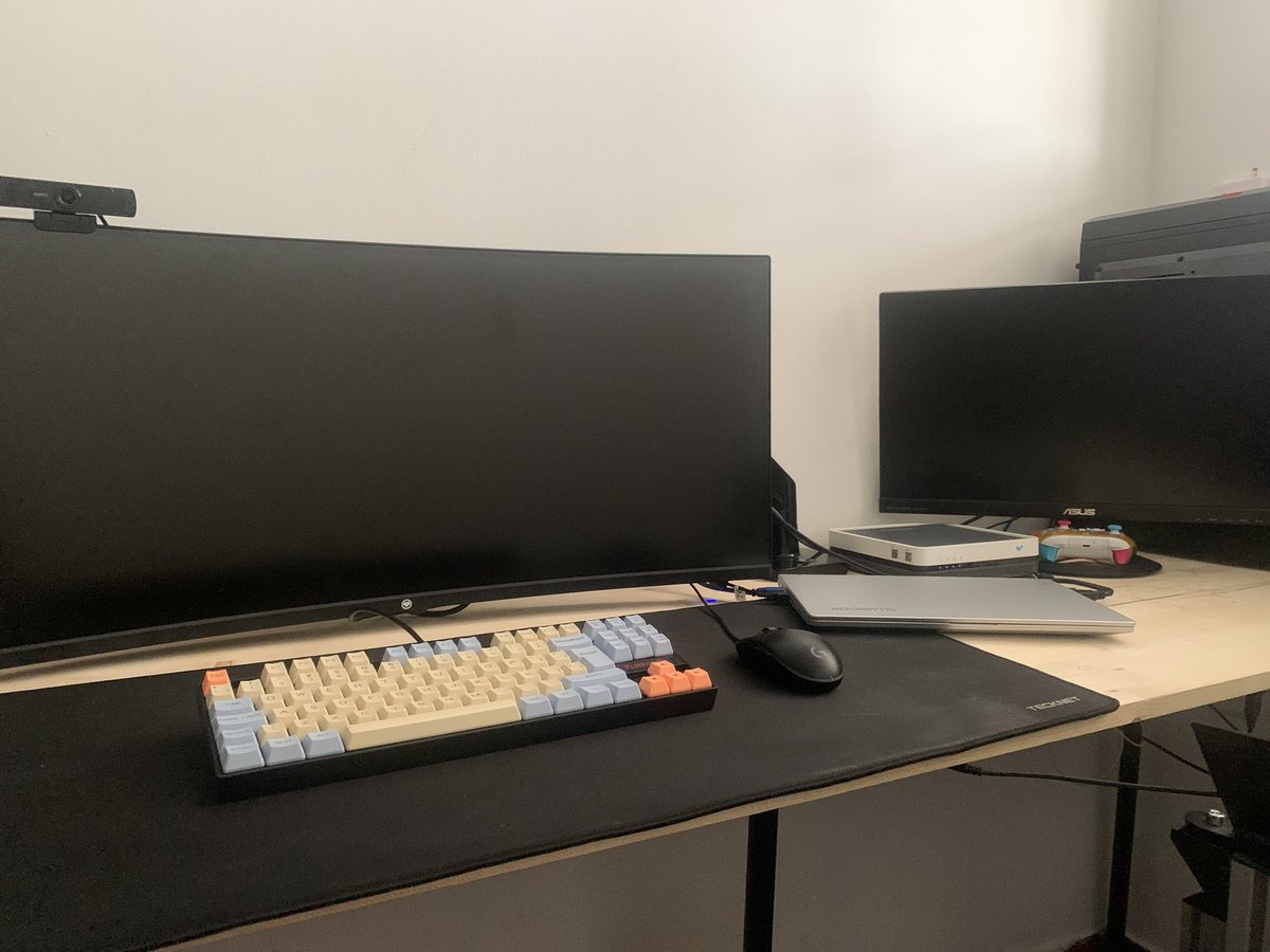 EmanuelFontalba's tweet photo. Setup completo, para trabajar, jugar y simracing. Solo un monitor principal. Gracias a @saxogaming y @NjMotion por el cockpit 😍 https://t.co/c4lv0O4PAw