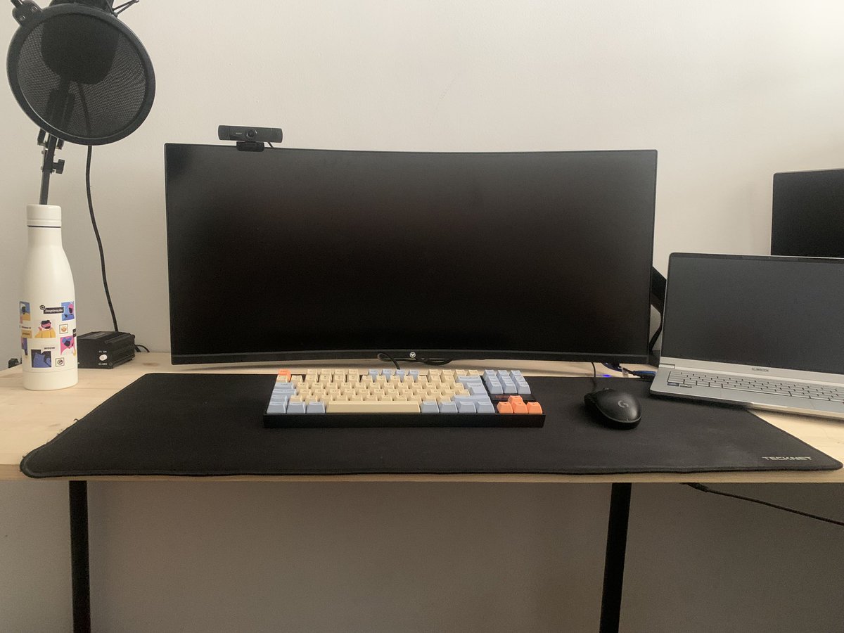 EmanuelFontalba's tweet photo. Setup completo, para trabajar, jugar y simracing. Solo un monitor principal. Gracias a @saxogaming y @NjMotion por el cockpit 😍 https://t.co/c4lv0O4PAw