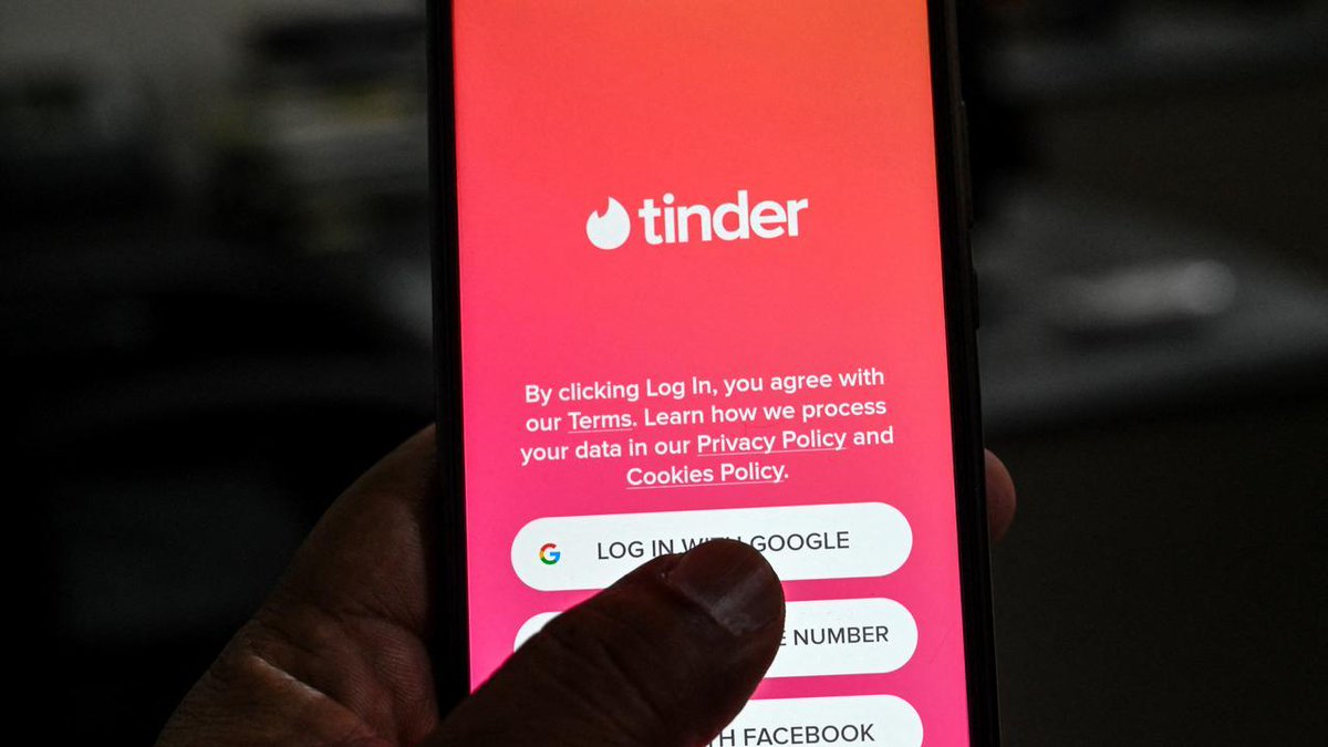 LCI's tweet photo. États-Unis : les utilisateurs de Tinder pourront vérifier le casier judiciaire de leurs "matchs" https://t.co/2VE8oyw5cN https://t.co/FUmWGcrN02