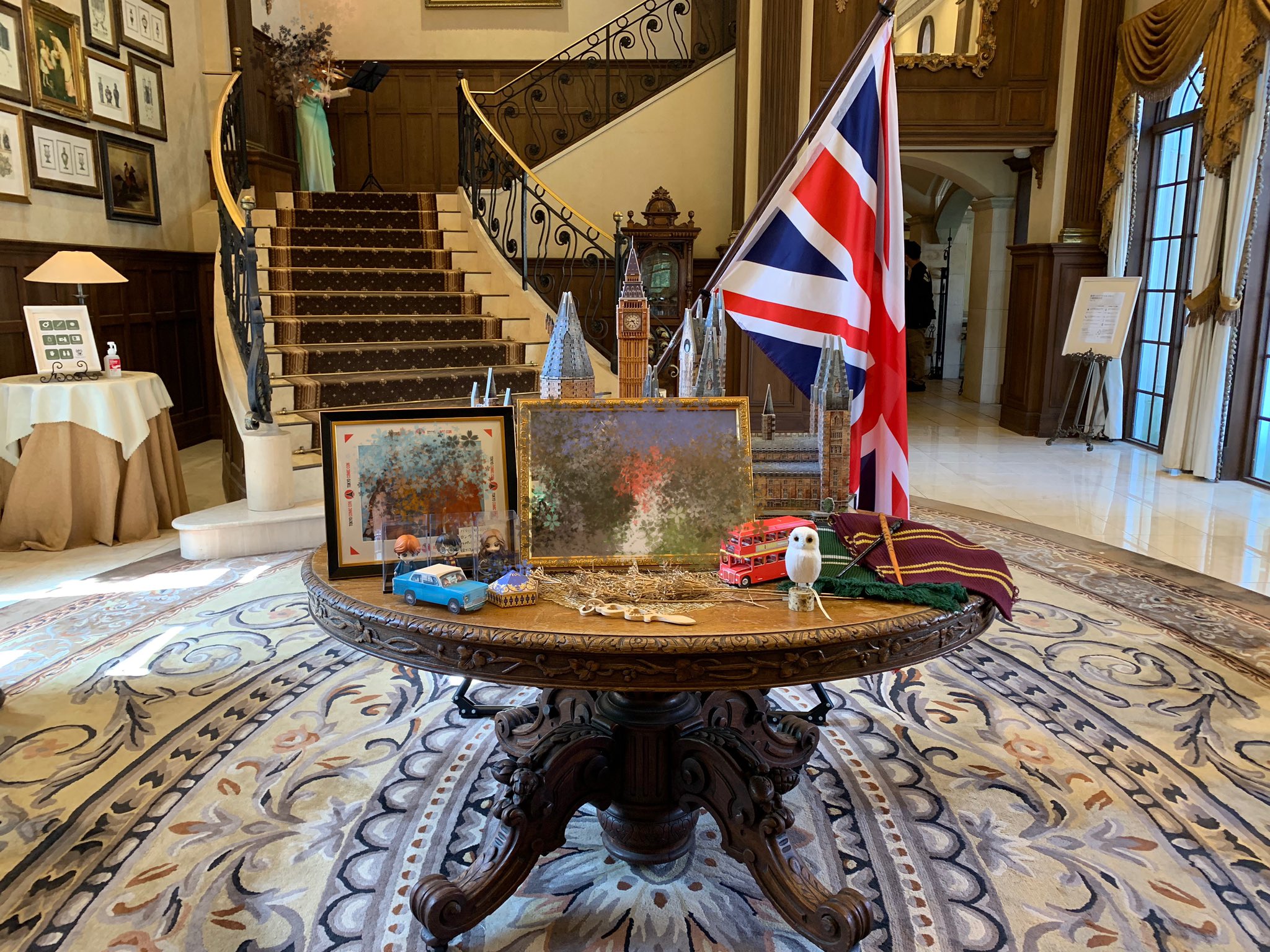 黒ごまスコーン イギリスを主張しまくった結婚式をしました 式場がイギリスコッツウォルズ イメージで協会内のステンドグラスや椅子もイギリスから取り寄せられたものです ウェルカムスペースの旗は自前のものです 撮影ではねんイギさん