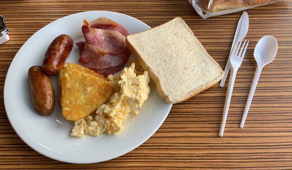 OlivetteBP's tweet photo. @TravelodgeUK - what's with the #singleuseplastic cuttlery? didn't get the brief? 😡😡Do your bit to #Savetheplanet please! https://t.co/Pvfa09CfCw