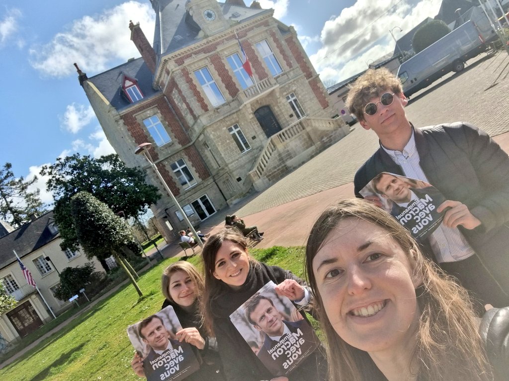 lesJEM50's tweet photo. Nous étions sur #Periers ce matin pour promouvoir la candidature de @EmmanuelMacron, plus que 29 jours pour convaincre 💪🏻😍.
#EmmanuelMacronavecvous #Macron2022 #Presidentielle2022 https://t.co/3DgHaGqlxe