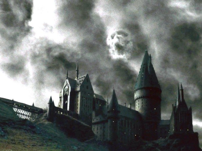 Harry_Potter_TM's tweet photo. "Por favor, cielo, dame una señal de que el 2024 va a ir a mejor". 

El cielo: https://t.co/BjMKbmjSXL