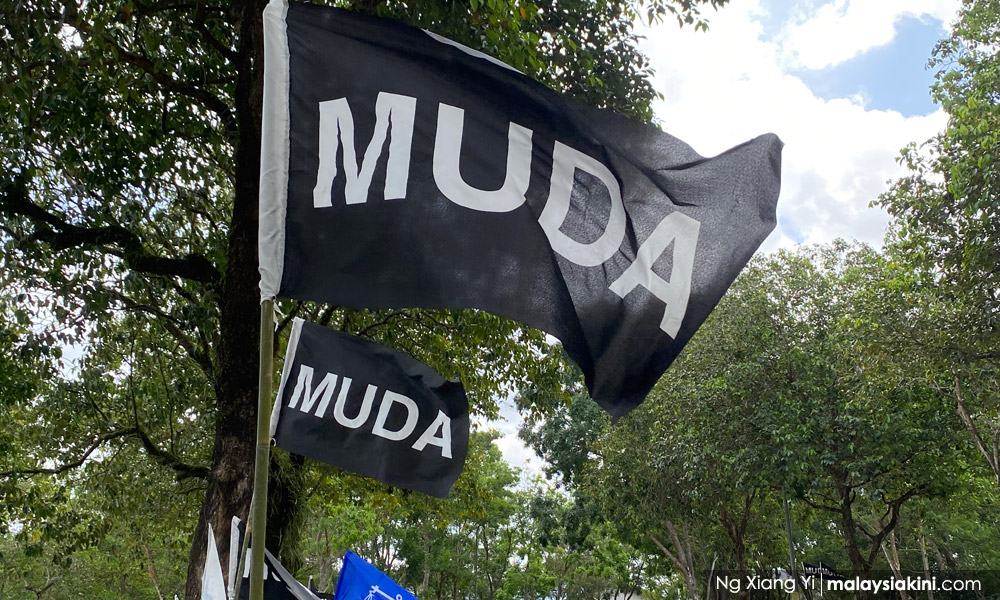 malaysiakini's tweet photo. LIVE 730PM | Muda is giving BN a run for its money in early counting.

In Puteri Wangsa, Muda is ahead with 144 votes to BN's 127 votes.

In Tenang, the party is leading with 571 votes to BN's 309 votes. #KiniDiJohor

https://t.co/pzwqJPndwy https://t.co/3UUA22CIih