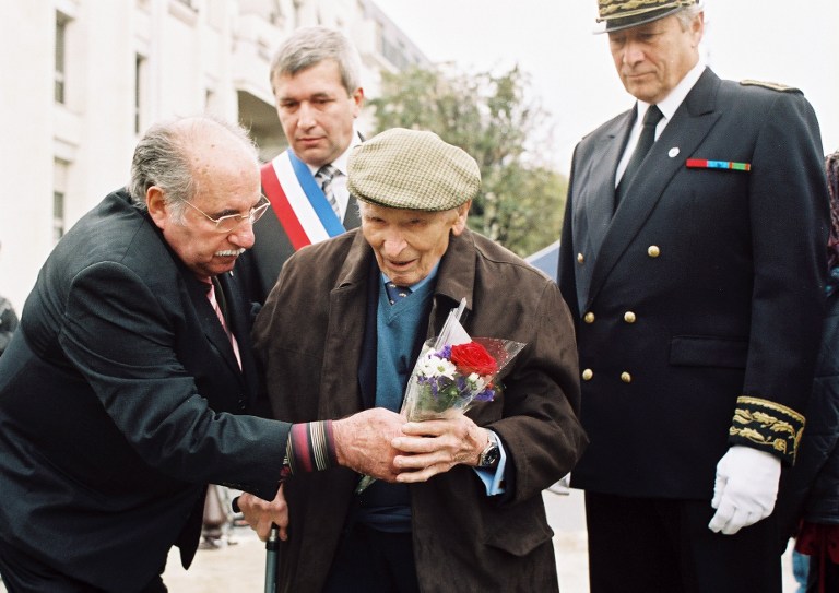 WorldKnownledge's tweet photo. L'homme au centre de cette image, c'est Lazare Ponticelli. Je vous en parle parce qu'il y a tout juste 14 ans, il mourrait à l'âge de 110 ans en étant le dernier poilu de France. Son histoire est pour le moins incroyable. 

Arrivé en France seul à l'âge de 9 ans en 1906, il ne https://t.co/t9fcTaku1C