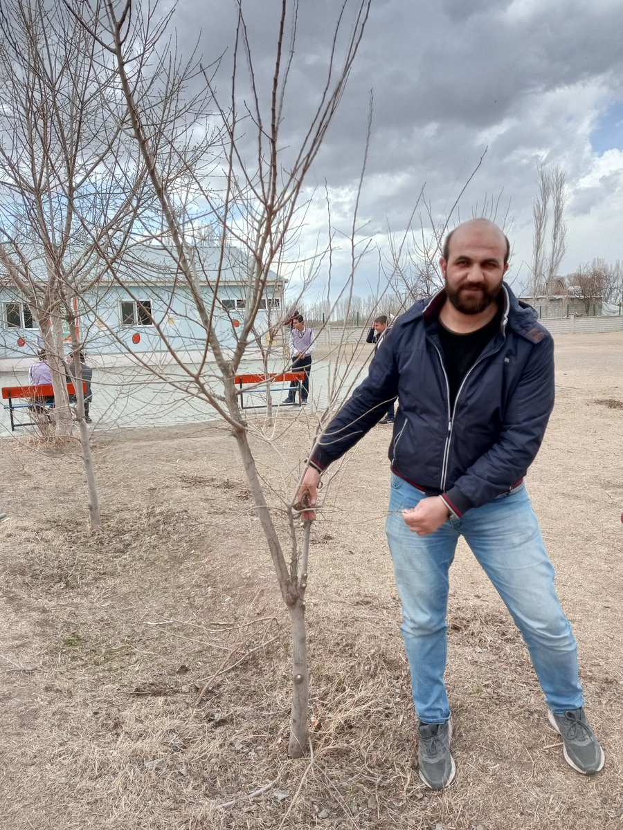 hrozdemir13's tweet photo. Öğretmenlerimizle birlikte Yunus Emre (şahsım3!) ortaokuluna söğüt ve dut ağacı diktik. https://t.co/j7590SXwVe