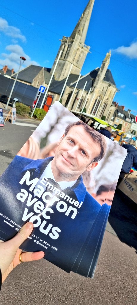 lesJEM50's tweet photo. Nous étions sur #Periers ce matin pour promouvoir la candidature de @EmmanuelMacron, plus que 29 jours pour convaincre 💪🏻😍.
#EmmanuelMacronavecvous #Macron2022 #Presidentielle2022 https://t.co/3DgHaGqlxe
