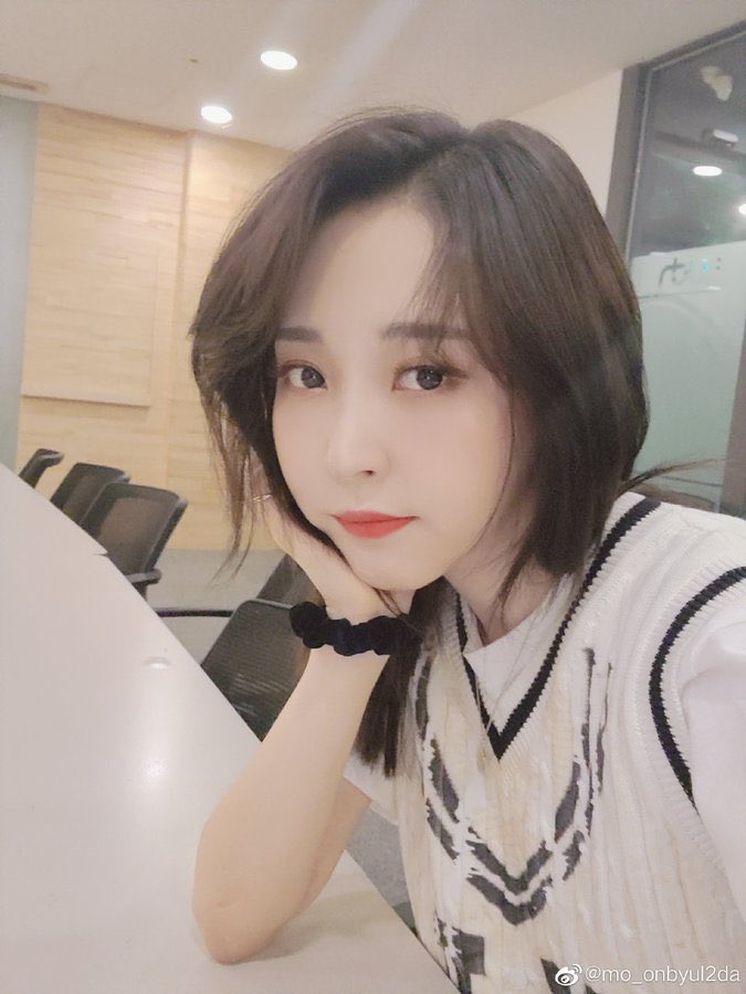 Eiuju_'s tweet photo. 문별이 중단발 집착광공 등장

유독 중단발일때 이목구비가 너무 잘보여서 당혹스러웠음 갓굴... 제발 중단발 활동 한번만 https://t.co/hE54w9jydo