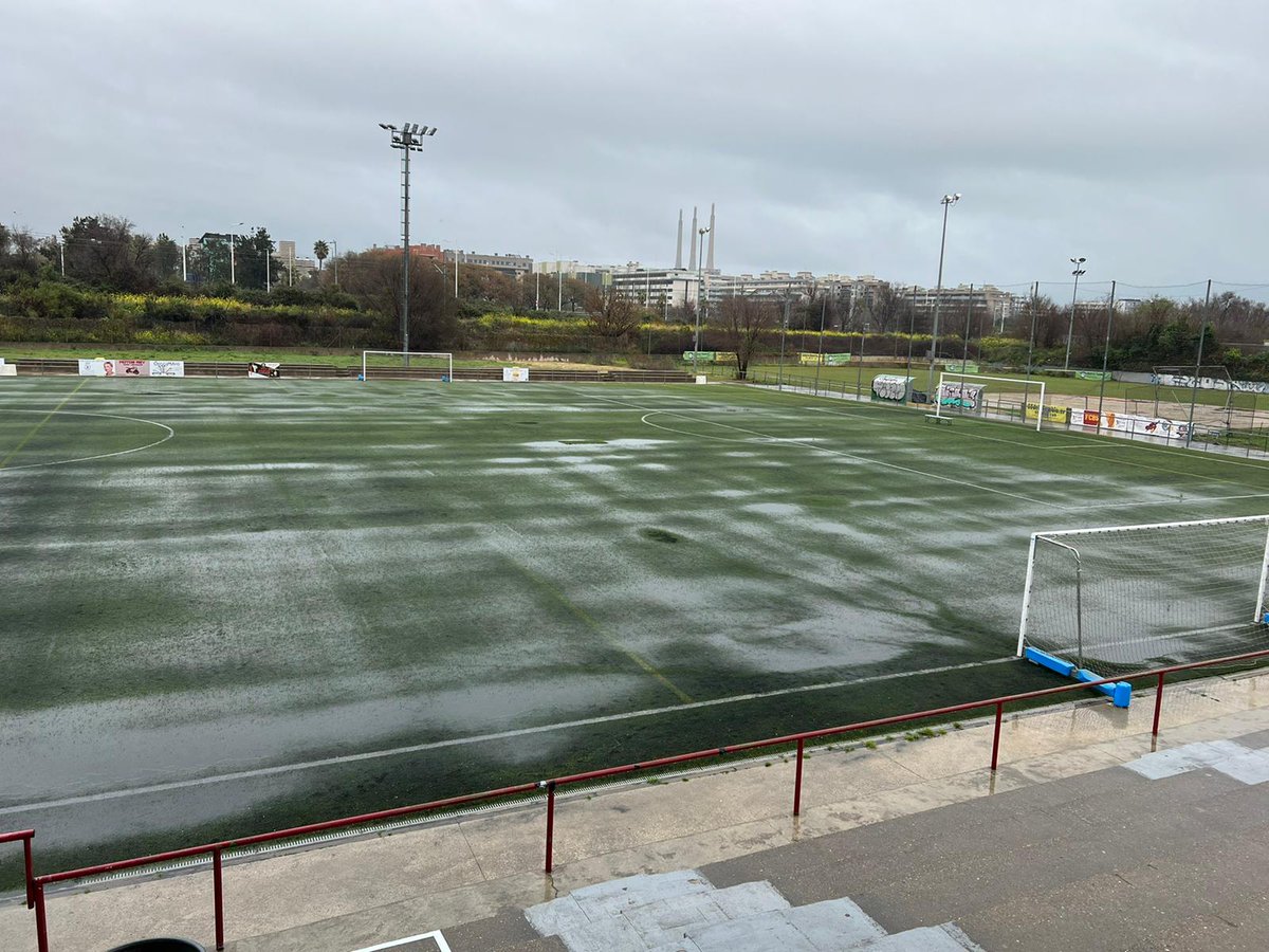 CE_SantAdria's tweet photo. Triste realidad la que nos toca vivir en el @CE_SantAdria. Mientras los niños de nuestro club se encontraban con este panorama al intentar disfrutar de su día de partido, en el resto de campos la normalidad era absoluta.

(1/2)

#CESA 🧡💙 #SantAdria https://t.co/9E6RTiR70e