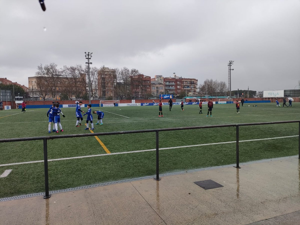 CE_SantAdria's tweet photo. Triste realidad la que nos toca vivir en el @CE_SantAdria. Mientras los niños de nuestro club se encontraban con este panorama al intentar disfrutar de su día de partido, en el resto de campos la normalidad era absoluta.

(1/2)

#CESA 🧡💙 #SantAdria https://t.co/9E6RTiR70e