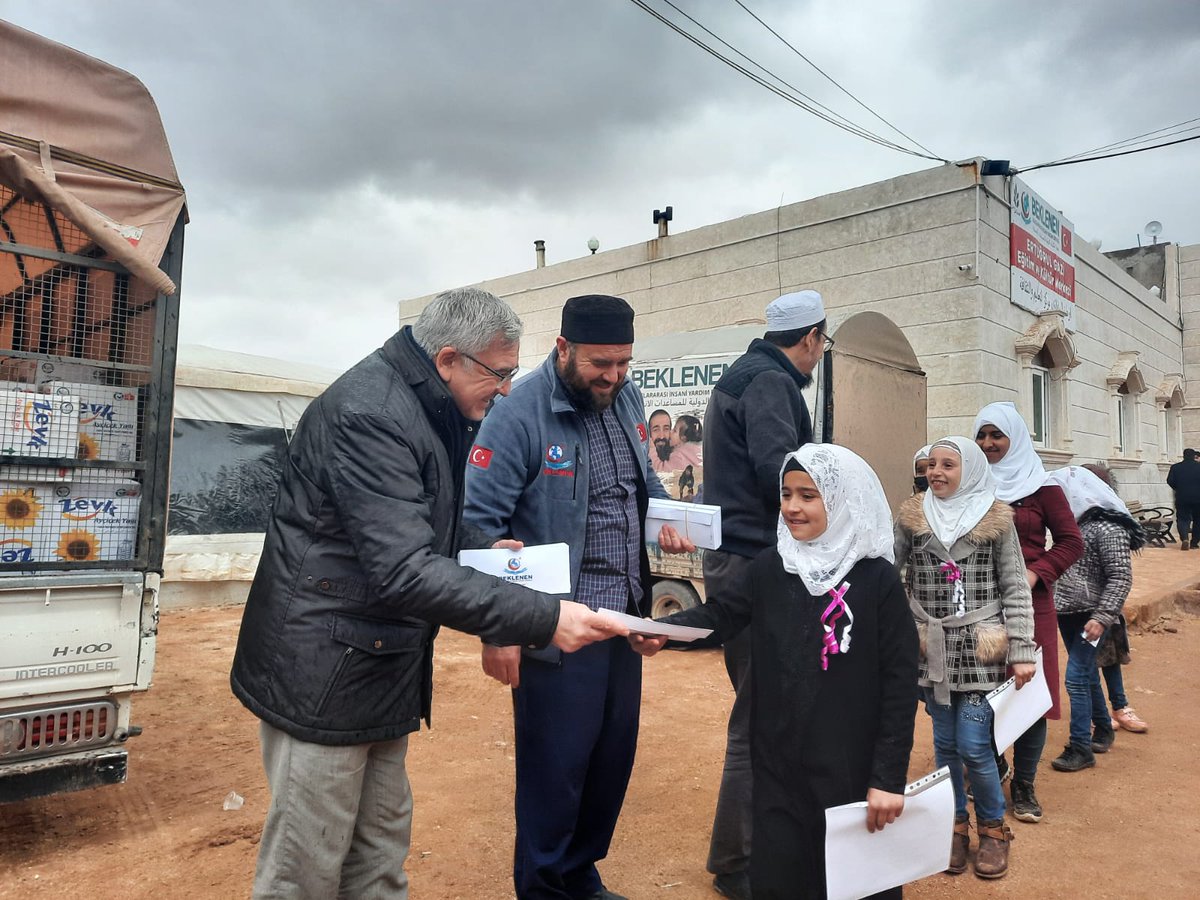 BeklenenUIYD's tweet photo. 10 mart 2022 programımızda  Azez'de Ertuğrulgazi Eğitim ve Kültür Mekezimizdeki öğrencilerimize gıda kolisi ve nakdi yardımda bulunuldu🌿 https://t.co/peqm93hONG
