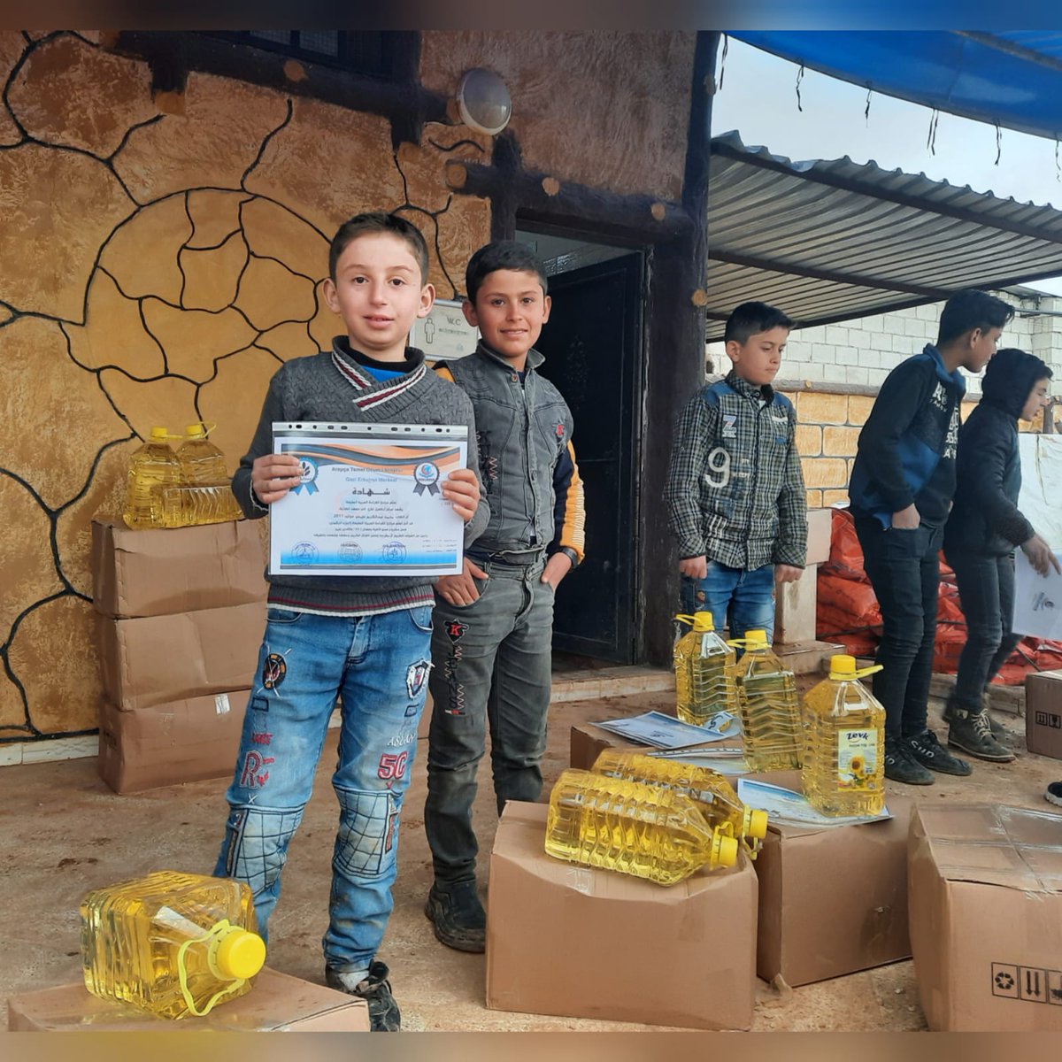 BeklenenUIYD's tweet photo. 10 mart 2022 programımızda  Azez'de Ertuğrulgazi Eğitim ve Kültür Mekezimizdeki öğrencilerimize gıda kolisi ve nakdi yardımda bulunuldu🌿 https://t.co/peqm93hONG