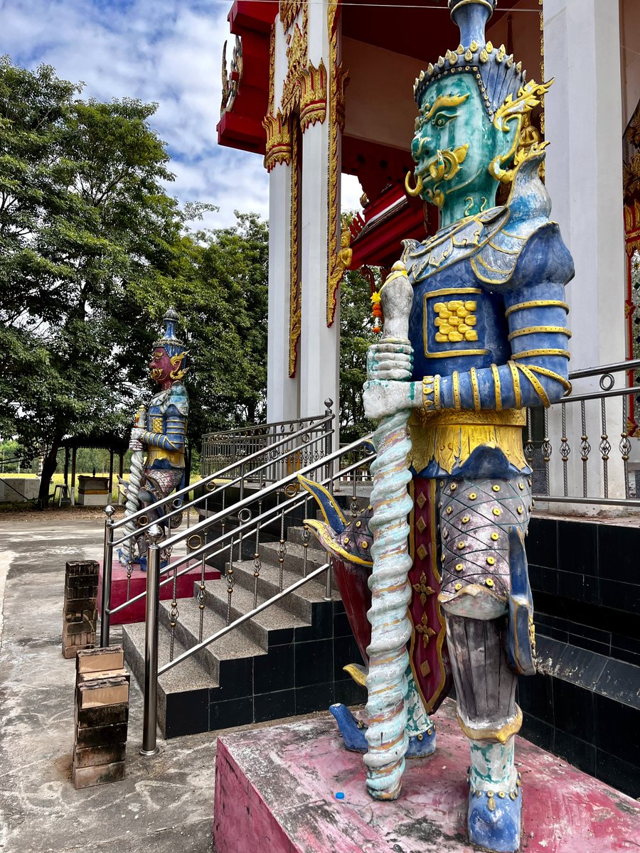#タイ中部寺巡り
チャイナート県、ワット・ソンサウェートの近くにあるワット・ノーンノーイというお寺に行ってきました。
味のあるヤックが護る本堂にはクメール風のご本尊が。その横にクモが描かれたヤン(護符)があって、これが面白いですね。 